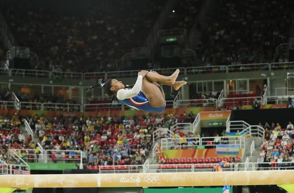 Mistrz olimpijski Biles Simone USA konkuruje na belki wagi o wszystko wokół gimnastyka dla kobiet w Rio 2016 — Zdjęcie stockowe