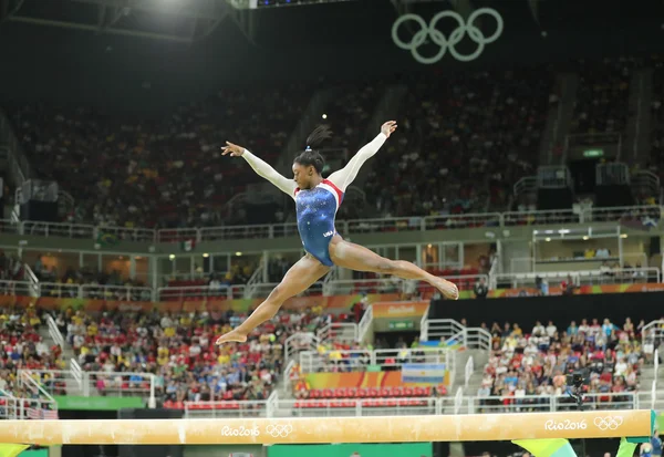 Mistrz olimpijski Biles Simone USA konkuruje na belki wagi o wszystko wokół gimnastyka dla kobiet w Rio 2016 — Zdjęcie stockowe