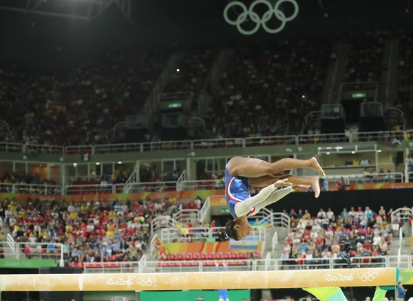 La campeona olímpica Simone Biles de Estados Unidos compitiendo en la barra de equilibrio en la gimnasia femenina en Río 2016 — Foto de Stock