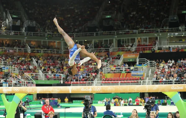 Олимпийская чемпионка США Симона Байлз соревнуется на бревне на женской многоборье в Рио-2016 — стоковое фото