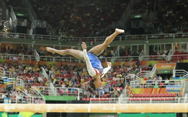 Mistrz olimpijski Biles Simone USA konkuruje na belki wagi o wszystko wokół gimnastyka dla kobiet w Rio 2016 — Zdjęcie stockowe