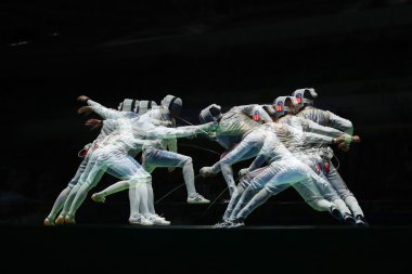 Büyük Britanya'fencer erkekler takım folyo yarı final Rio 2016 Olimpiyat Oyunları, Rus fencer (L) saldırıları