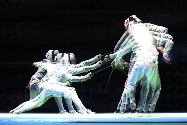 Russian fencer (L)  attacks Great Britain fencer at the Men's team foil semifinal of the Rio 2016 Olympic Games — Stock Photo, Image