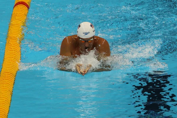 El campeón olímpico Ryan Lochte de Estados Unidos compite en el relevo medley individual masculino de 200m de los Juegos Olímpicos de Río 2016 — Foto de Stock