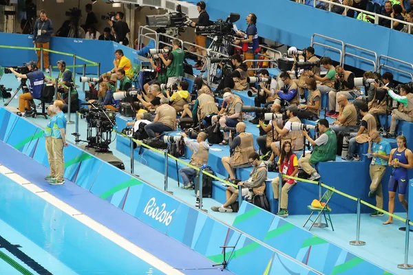 Hivatásos sport fotósok a Rio 2016 olimpiai játékok során az olimpiai vízi stadionban — Stock Fotó