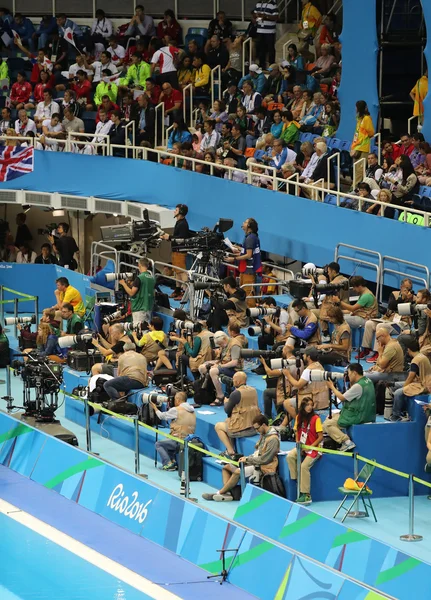 Professionele sport fotografen tijdens de Rio 2016 Olympische spelen in het Olympisch Stadion van Aquatics — Stockfoto