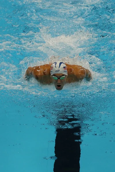 Olympiasieger Michael Phelps aus den Vereinigten Staaten tritt bei den Olympischen Spielen 2016 in Rio im 200-m-Einzelwettbewerb der Männer an — Stockfoto