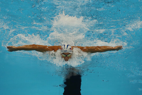 Олимпийский чемпион США Майкл Фелпс принимает участие в заплыве на 200 метров на Олимпийских играх в Рио-2016
