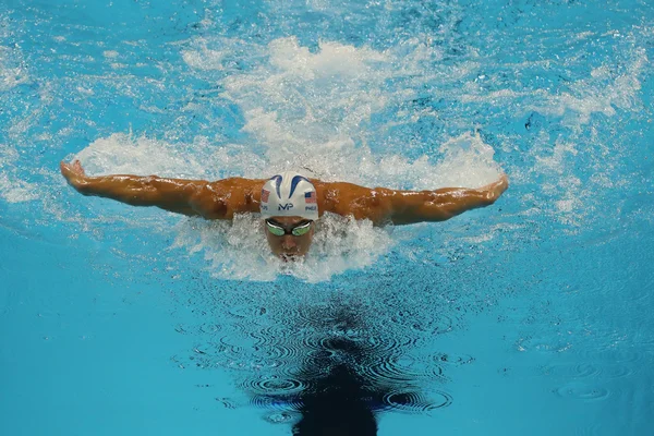 El campeón olímpico Michael Phelps de Estados Unidos compite en los 200 metros individuales masculinos de los Juegos Olímpicos de Río 2016 — Foto de Stock