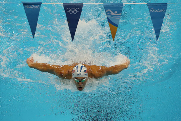 Олимпийский чемпион США Майкл Фелпс принимает участие в заплыве на 200 метров на Олимпийских играх в Рио-2016
