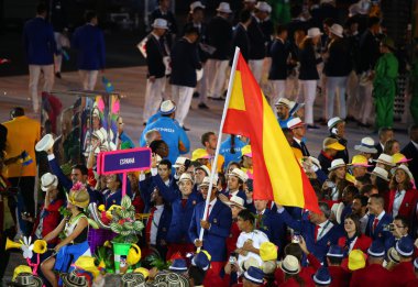Tenisçi Rafael Nadal İspanyolca Olimpiyat Takımı'nın Rio 2016 açılış töreninde önde gelen İspanyol bayrağı taşıyan 