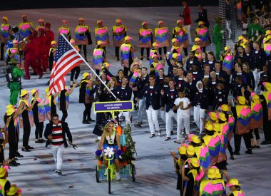 Olimpiyat Şampiyonu Michael Phelps ABD Olimpiyat Takımı'nın Rio 2016 açılış töreninde önde gelen Amerika Birleşik Devletleri bayrağı taşıyan