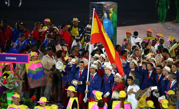 Jogador de tênis Rafael Nadal carregando a bandeira espanhola liderando a equipe olímpica espanhola na cerimônia de abertura do Rio 2016 — Fotografia de Stock