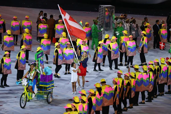 Tenisista Caroline Wozniacki przewożących duńskiej flagi prowadzącej Danii Olympic Team w Rio 2016 ceremonia otwarcia — Zdjęcie stockowe