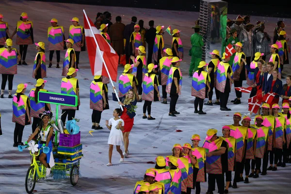 2016 리우 올림픽 개막식에서 덴마크 올림픽 팀을 이끄는 덴마크 국기를 들고 있는 테니스 선수 캐롤라인 워즈니아키 — 스톡 사진