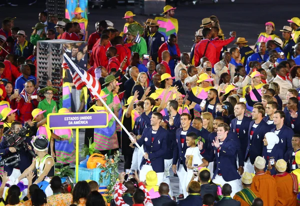 OS-mästaren Michael Phelps bära flaggan USA leder det Olympic teamet Usa i Rio 2016 invigningen — Stockfoto