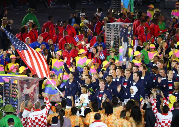 El campeón olímpico Michael Phelps lleva la bandera de Estados Unidos al frente del equipo olímpico de Estados Unidos en la ceremonia de apertura de Río 2016 —  Fotos de Stock