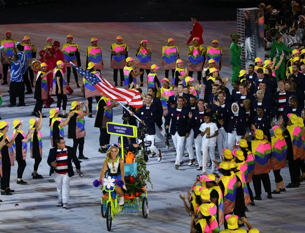 El campeón olímpico Michael Phelps lleva la bandera de Estados Unidos al frente del equipo olímpico de Estados Unidos en la ceremonia de apertura de Río 2016 — Foto de Stock