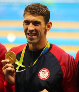 Olimpiyat şampiyonu ABD'li Michael Phelps, Rio 2016 Olimpiyat Oyunları Erkekler 4x100m karışık bayrak yarışında zaferi kutladı 