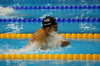 Olimpiyat şampiyonu ABD'li Cody Miller, Rio 2016 Olimpiyat Oyunları Erkekler 4x100m karışık bayrak yarışında yarışıyor