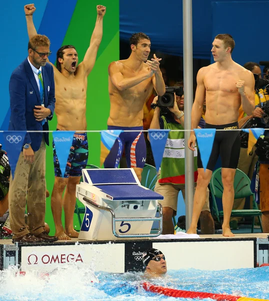 USA Men's 4x100m medley relay team Cory Miller (L),  Michael Phelps, Ryan Murphy and Nathan Adrian in the pool celebrate victory — Stock Photo, Image