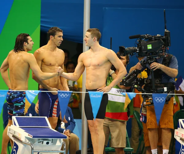 El equipo de relevos medley 4x100m masculino Cory Miller (L), Michael Phelps y Ryan Murphy celebran la victoria en los Juegos Olímpicos de Río 2016 — Foto de Stock