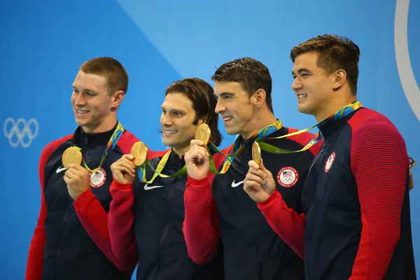 美国男子 4x100 米混合泳接力队瑞恩 · 墨菲 (L)，科里 · 米勒、 迈克尔 · 菲尔普斯和弥敦道阿德里安 · 庆祝胜利在里约 2016 年奥运会 — 图库照片