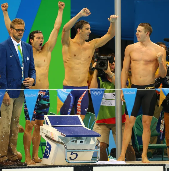 El equipo de relevos medley 4x100m masculino Cory Miller (L), Michael Phelps y Ryan Murphy celebran la victoria en los Juegos Olímpicos de Río 2016 — Foto de Stock