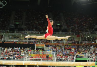 Olimpiyat Şampiyonu Bayanlar tüm-çevrede jimnastik Rio 2016 Olimpiyatları, denge aleti üzerinde rekabet Aly Raisman Amerika Birleşik Devletleri 