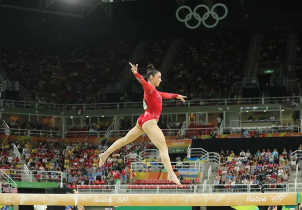 Campeona olímpica Aly Raisman de Estados Unidos compitiendo en la barra de equilibrio en la gimnasia femenina en los Juegos Olímpicos de Río 2016 — Foto de Stock