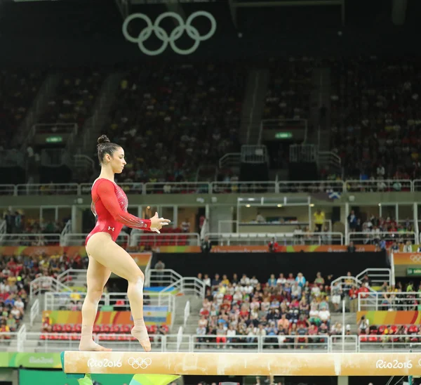 Campeona olímpica Aly Raisman de Estados Unidos compitiendo en la barra de equilibrio en la gimnasia femenina en los Juegos Olímpicos de Río 2016 — Foto de Stock