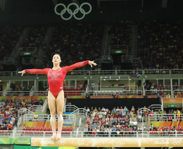 女性の万能体操リオ 2016 年のオリンピックでの平均台上競合するアメリカ合衆国のアリー Raisman のオリンピック チャンピオン — ストック写真