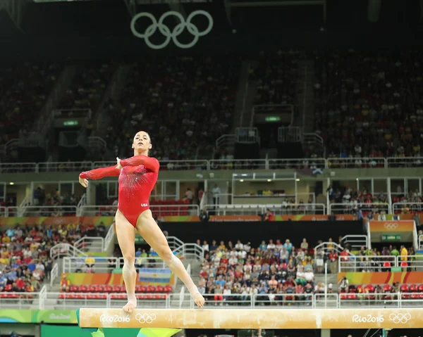 女性の万能体操リオ 2016 年のオリンピックでの平均台上競合するアメリカ合衆国のアリー Raisman のオリンピック チャンピオン — ストック写真