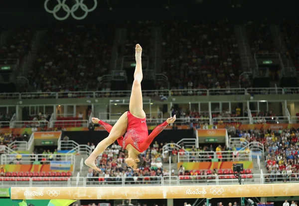 Ολυμπιονίκης Aly Raisman των Ηνωμένων Πολιτειών που ανταγωνίζονται για την ακτίνα ισορροπίας στο all-around γυμναστική γυναικών στους Ολυμπιακούς Αγώνες Ρίο 2016 — Φωτογραφία Αρχείου