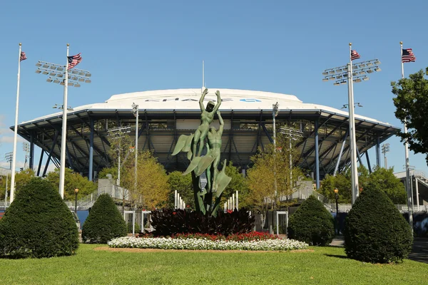 新改进的亚瑟阿什体育场与可伸缩屋顶在比利让金国家网球中心 — 图库照片