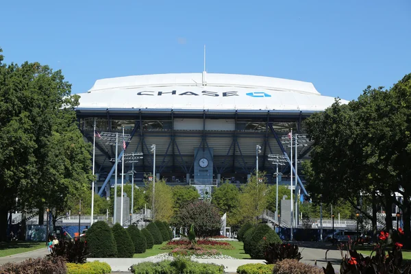 Billie Jean King Ulusal Tenis Merkezi'nde geri çekilebilir çatı ile Yeni Geliştirilmiş Arthur Ashe Stadyumu