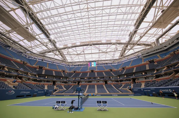 Nově vylepšený stadion Arthura Aše se zdvižním stropem v Národním tenisovém středisku Billie Jean King — Stock fotografie