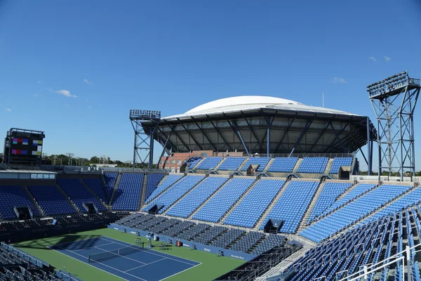 ビリー・ジーン・キング国立テニスセンターのルイ・アームストロング・スタジアムは、ニューヨーク州フラッシングで開かれた全米オープントーナメントの準備ができています — ストック写真