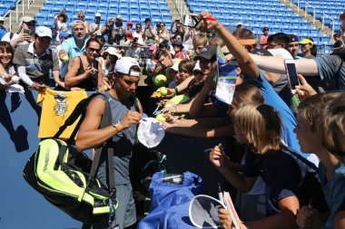 Grand Slam şampiyonu İsviçreli Stanislas Wawrinka, Us Open antrenmanından sonra imza dağıtıyor 