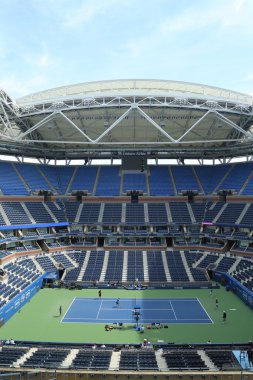 Billie Jean King Ulusal Tenis Merkezi'nde geri çekilebilir çatı ile Yeni Geliştirilmiş Arthur Ashe Stadyumu