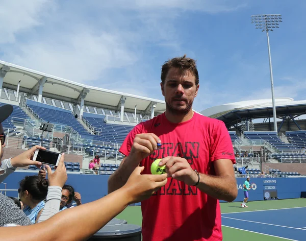 El campeón de Grand Slam Stanislas Wawrinka de Suiza firma autógrafos después de la práctica para el Abierto de EE.UU. — Foto de Stock