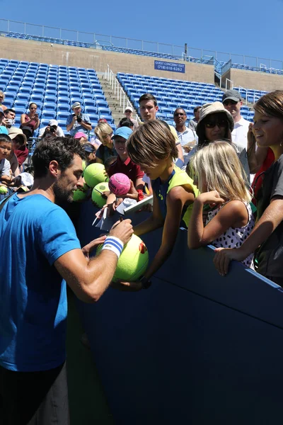 Професійний тенісист Джеремі Чарді Франції підписання автографів після практики для нас Open 2016 — стокове фото