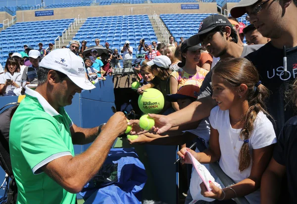 Tenisový trenér Tony Nadal ze Španělska podepisuje autogramy po cvičení s vítězem Grand Slama Rafaela Nadala pro nás Open 2016 — Stock fotografie