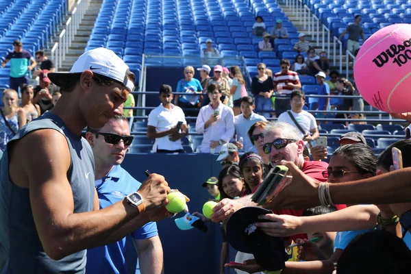 Grand Slam Championem Rafael Nadal Hiszpanii podpisywanie autografów po praktyce dla nas Open 2016 — Zdjęcie stockowe