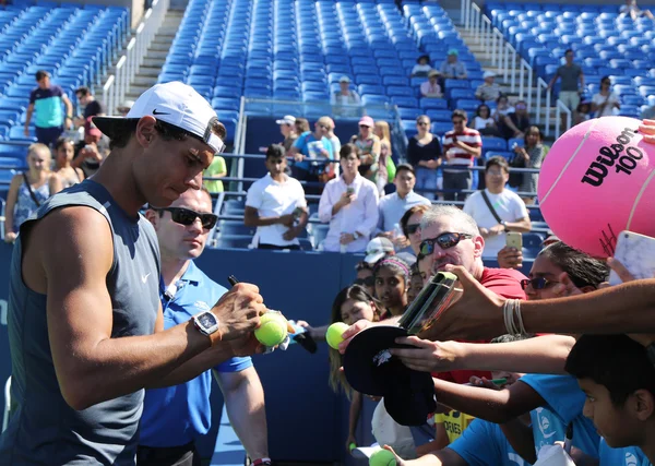 Grand Slam Championem Rafael Nadal Hiszpanii podpisywanie autografów po praktyce dla nas Open 2016 — Zdjęcie stockowe