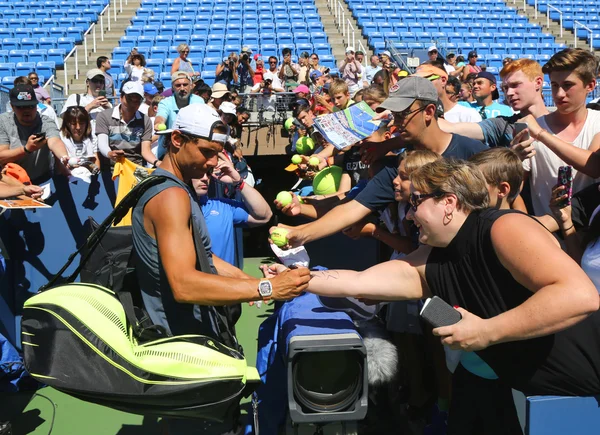 Grand Slamu Rafael Nadal ze Španělska, rozdává autogramy po tréninku pro nás Open 2016 — Stock fotografie
