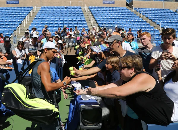 Grand Slam champion Rafael Nadal van Spanje handtekeningen na praktijk voor ons Open 2016 — Stockfoto