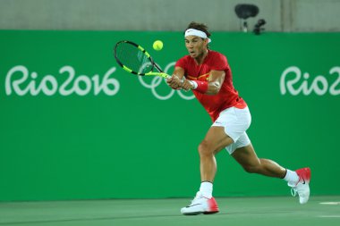 Olimpiyat şampiyonu İspanyol Rafael Nadal, Rio 2016 Olimpiyat Oyunları'nda çiftler de finalinde iş başında