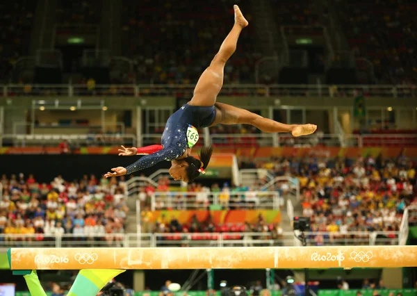 Campeona olímpica Simone Biles de Estados Unidos compitiendo en la balanza en la clasificación de gimnasia femenina — Foto de Stock