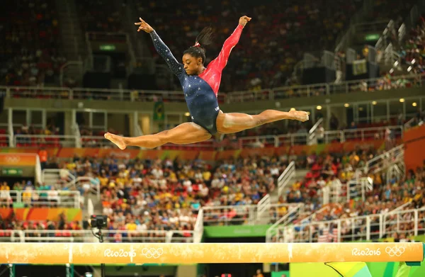 Campeona olímpica Simone Biles de Estados Unidos compitiendo en la balanza en la clasificación de gimnasia femenina — Foto de Stock